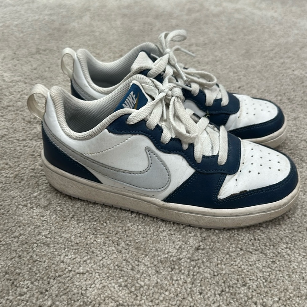 SOLD Boys Nike size 4
